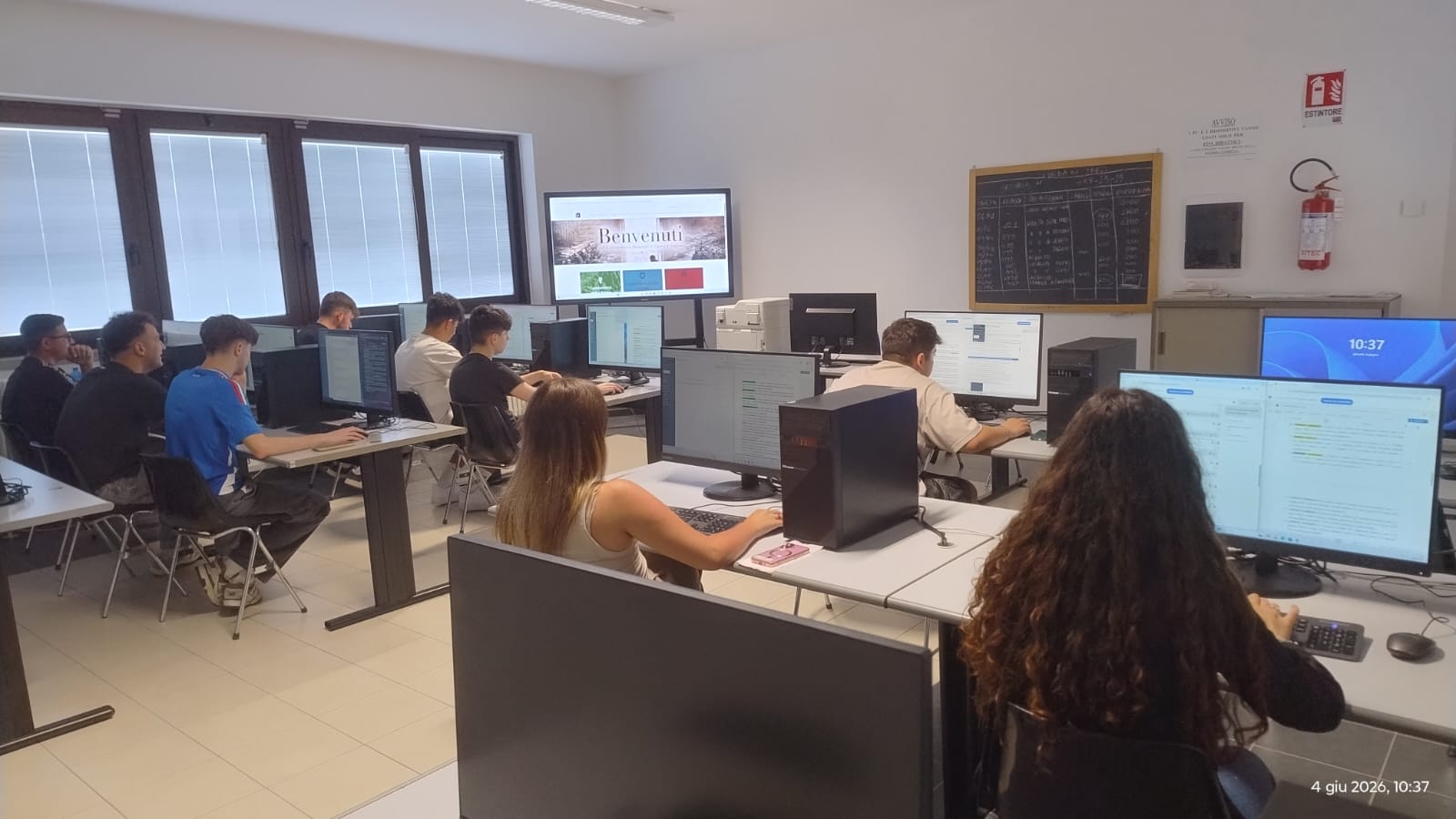 Studenti in laboratorio informatico impegnati nell'inserimento dati foto 1