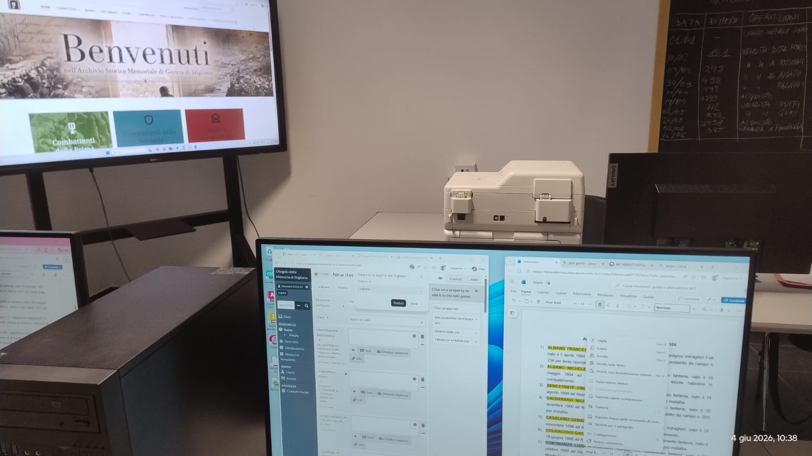 Studenti in laboratorio informatico impegnati nell'inserimento dati foto 2